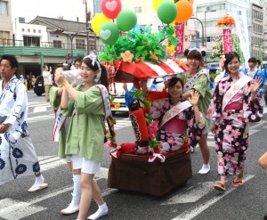 愛染まつり　谷町筋へ