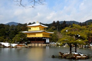 雪化粧の金閣寺